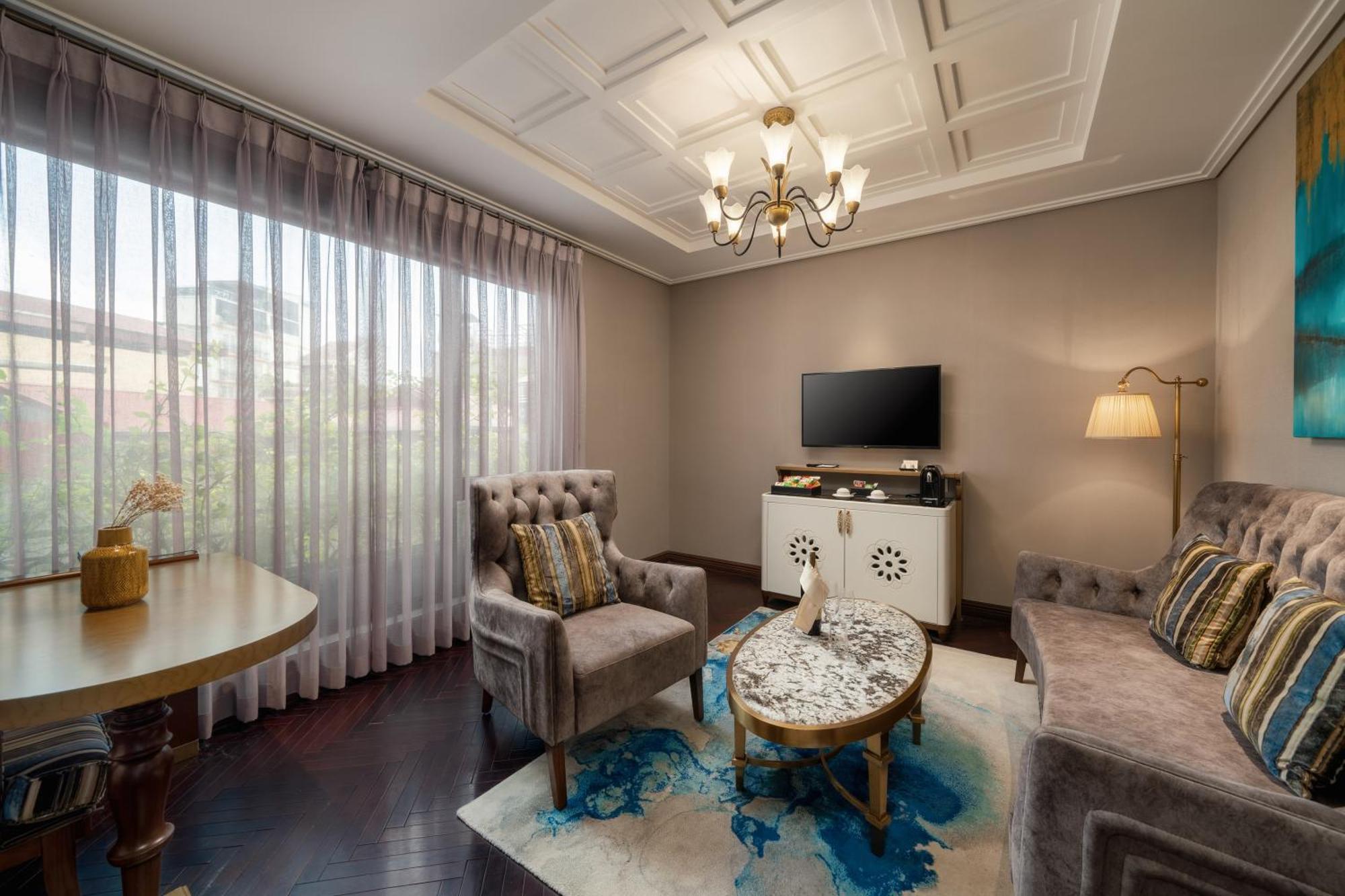 האנוי Peridot Grand Luxury Boutique Hotel מראה חיצוני תמונה A living room in a suite at the hotel